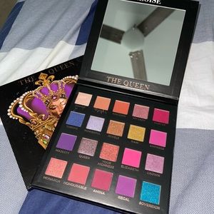 Eloise The Queen eyeshadow palette